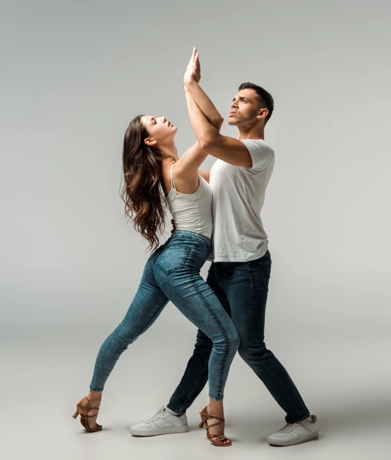 kobieta tańcząca z mężczyzną